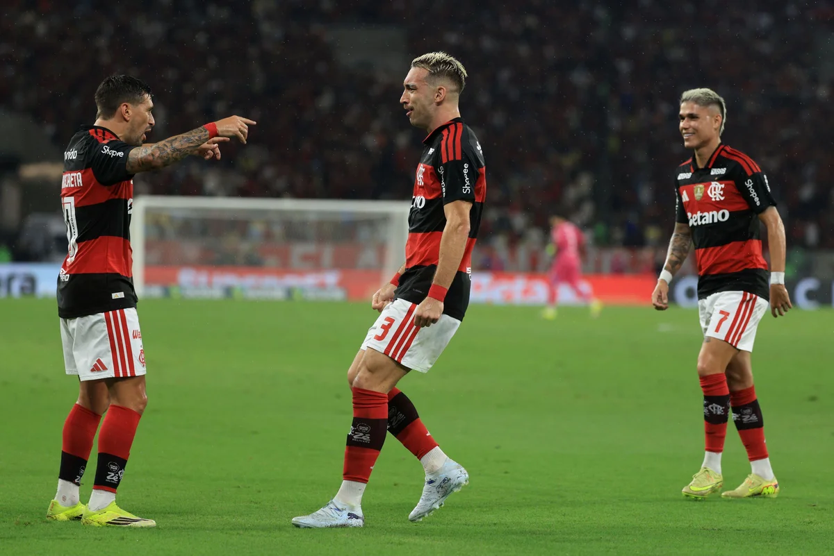 Foto colorida de jogadores do Flamengo (Arrascaeta, Léo Ortiz e Varela) - Metrópoles