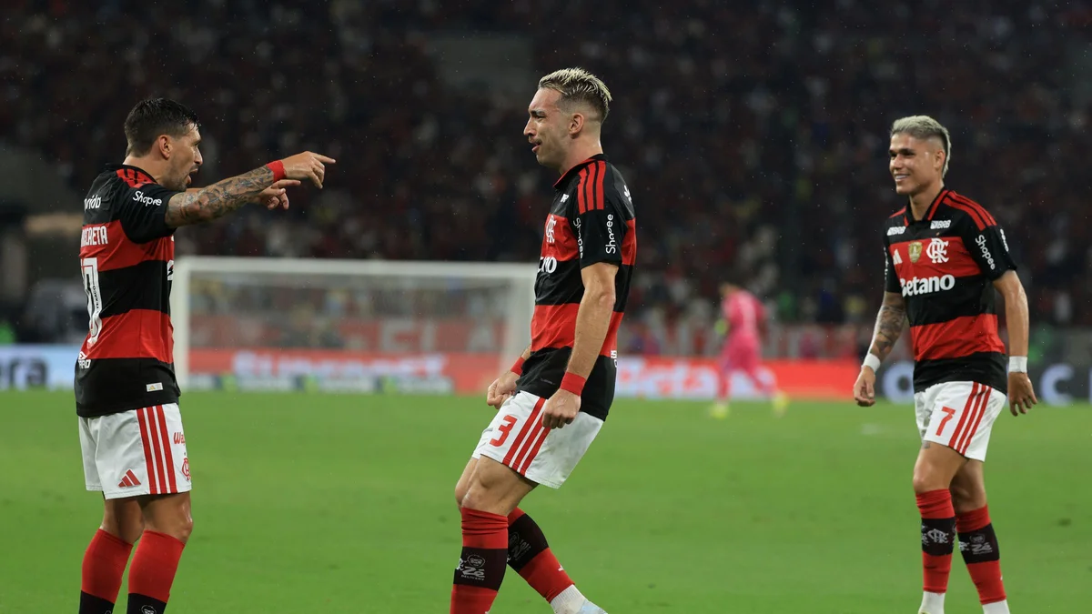 Jogadores do Flamengo detonam gramado do Maracanã: "Motiva a ter sintético"