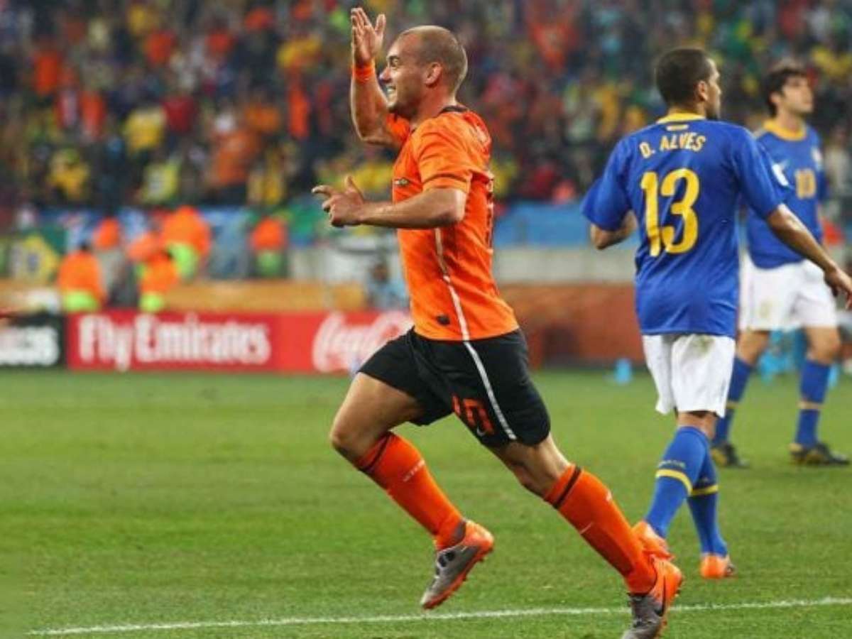 Sneijder leiloa bola de jogo contra o Brasil e medalha de 2014