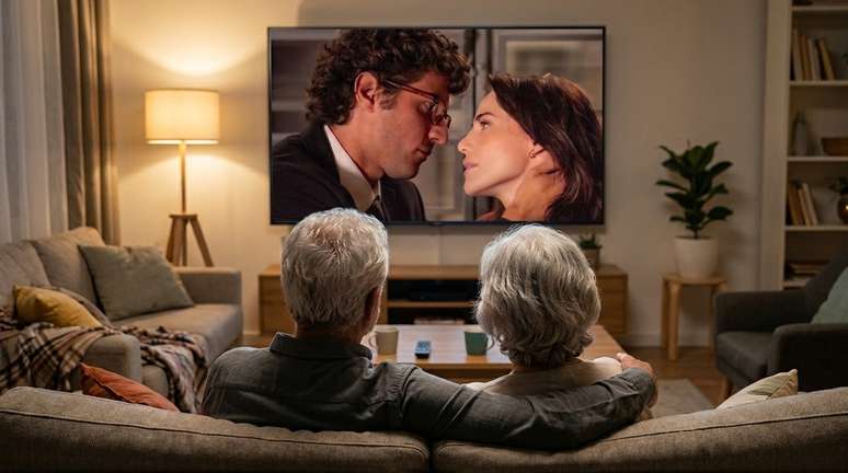 TV brasileira completa 76 anos desprezando os mais velhos enquanto tenta desesperadamente seduzir os jovens