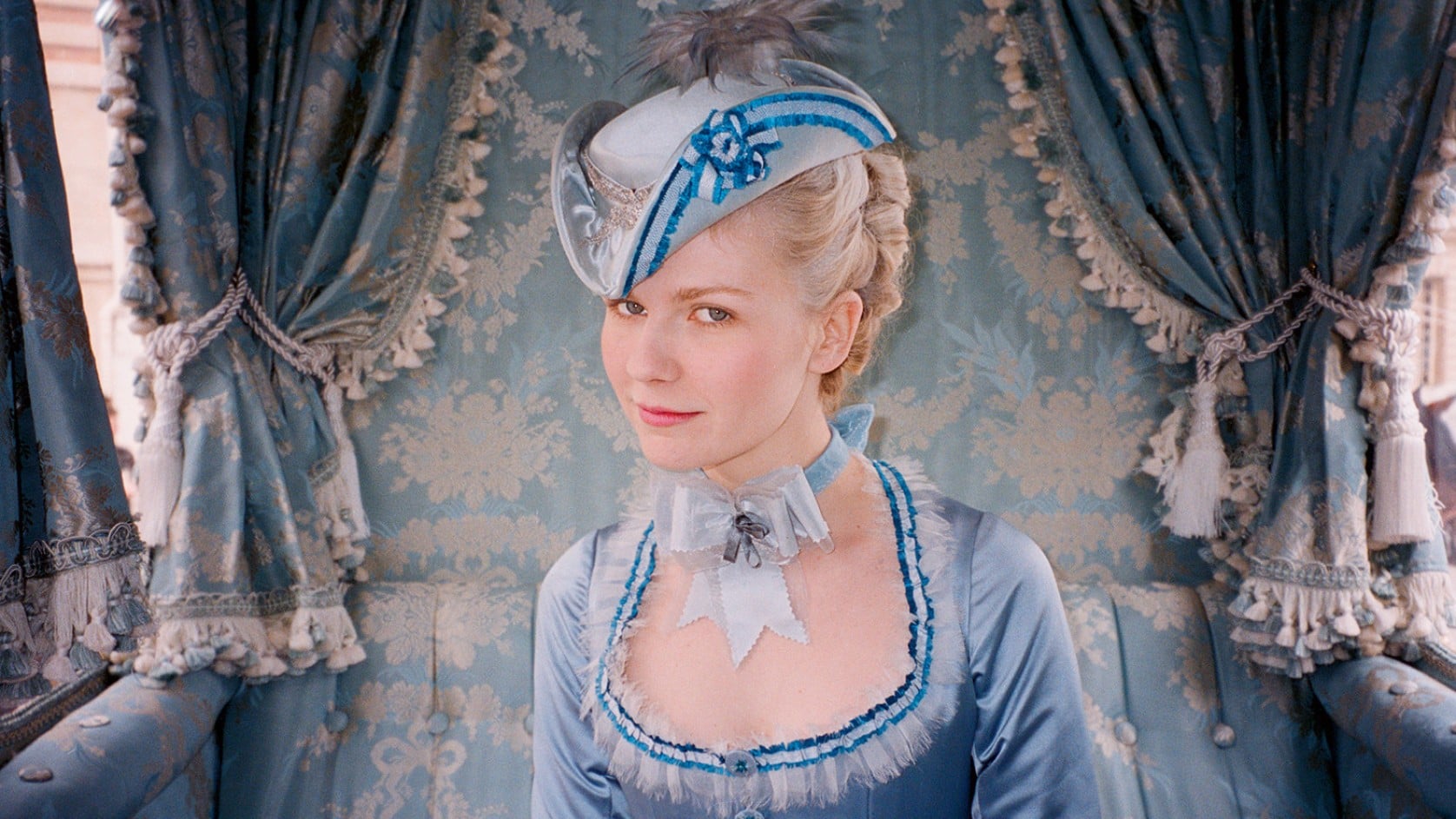Kirsten Dunst com saltos Manolo Blahnik aparece no novo livro sobre Maria Antonieta