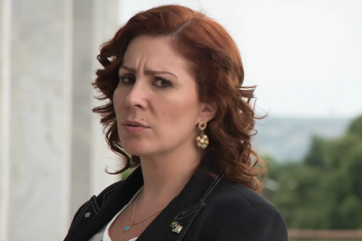 Volta de Carla Zambelli ao Brasil é "sentença de morte", diz novo advogado