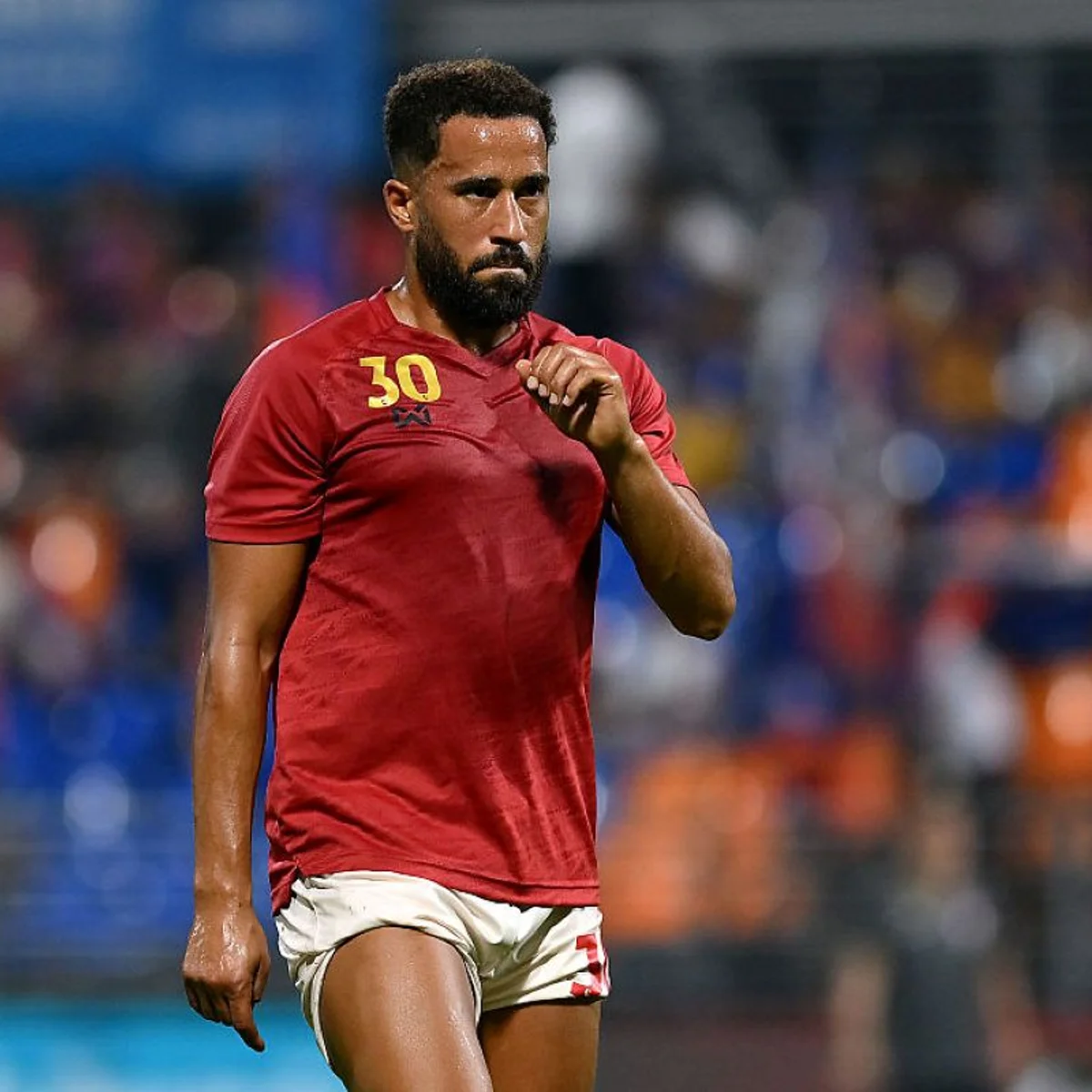 Ex-Tottenham, Townsend é atropelado por rolo de gramado durante jogo