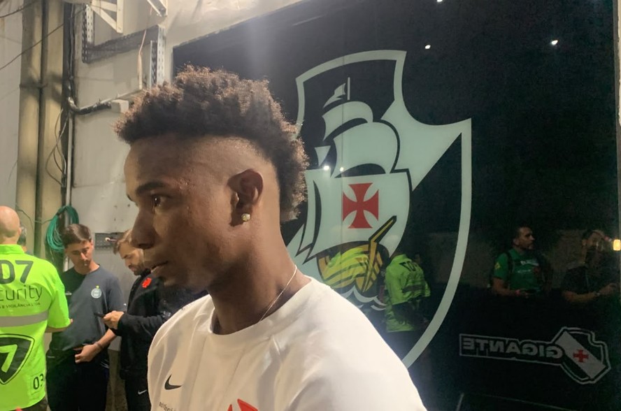 Thiago Mendes fala como superou críticas para se tornar referência no Vasco: 'Essa torcida me fez virar vascaíno'