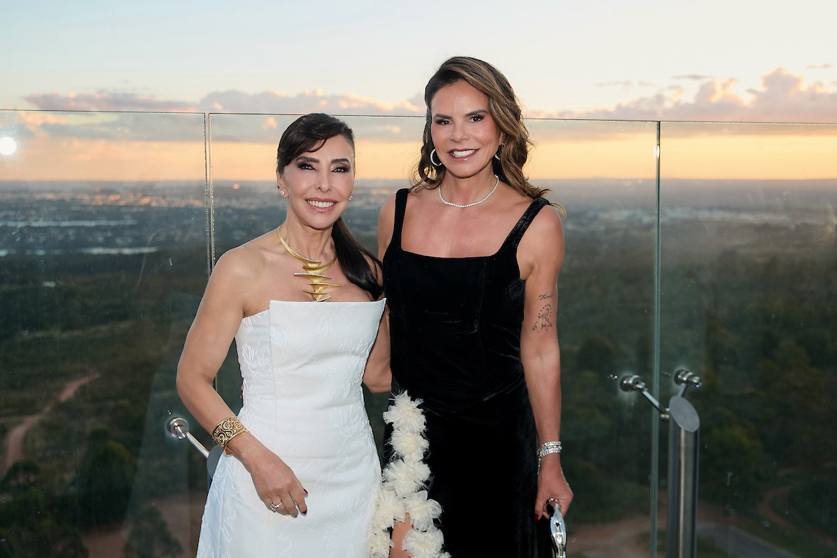 Uma homenagem surpresa de amigas a Cleucy Estevão, aniversariante do dia