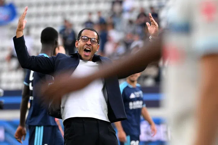 Liam Rosenior foi abusado, mas guia o Paris FC para além do antigo clube Strasbourg