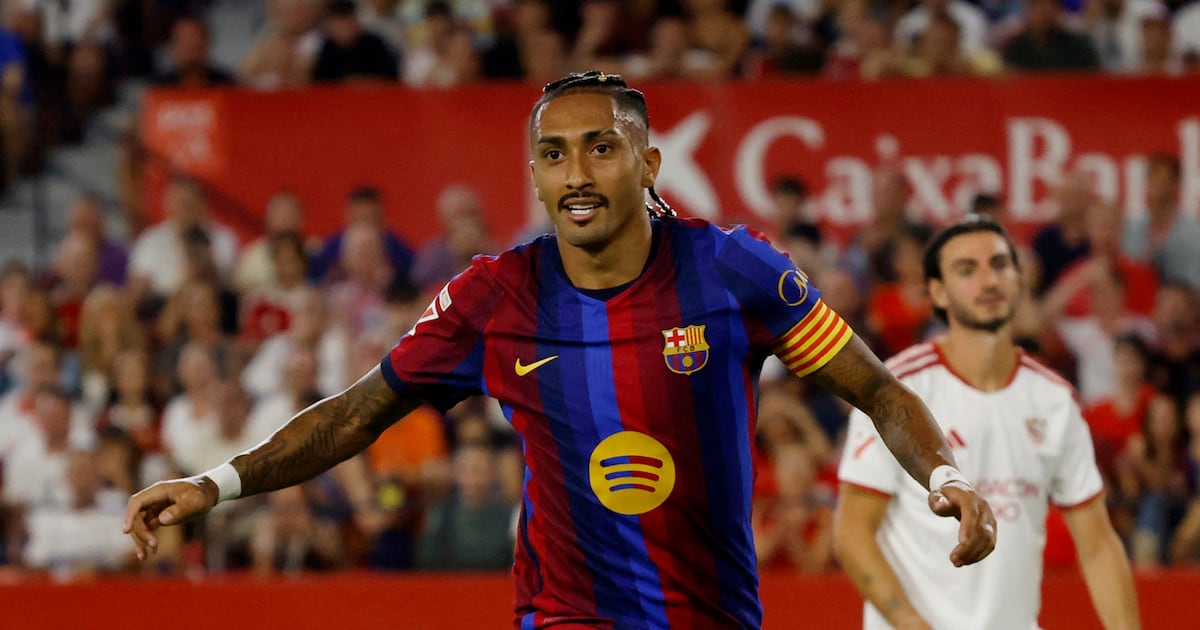 Flick exalta Raphinha no Barcelona após hat-trick e celebra renovação: ‘Capitão perfeito’