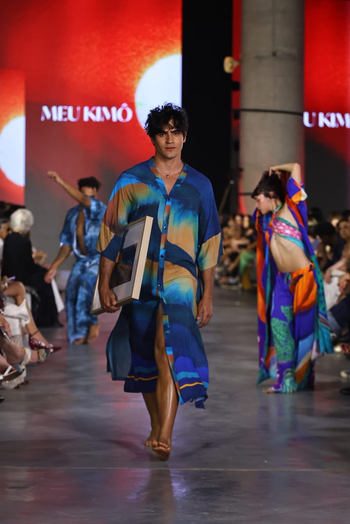 foto com cor. Jhona Burjack na passarela do Metrópoles Catwalk - Metrópoles