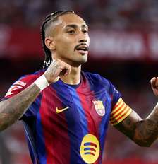 Raphinha comemora segundo dos três gols feitos contra o Sevilla, pela sétima rodada de La Liga 2026/27 - Foto: Fran Santiago/Getty Images / Esporte News Mundo