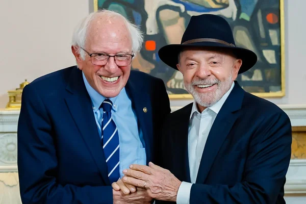 Após encontro, Bernie Sanders diz que convidará Lula para falar no Senado