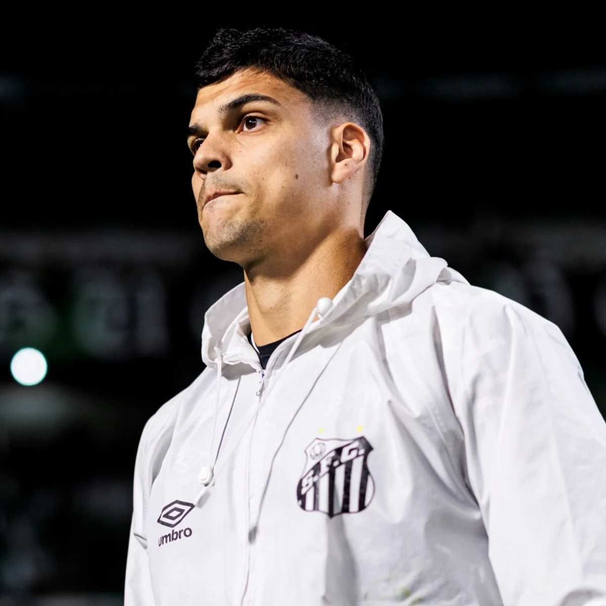 Gabriel Brazão, goleiro do Santos, passa por cirurgia no ombro esquerdo