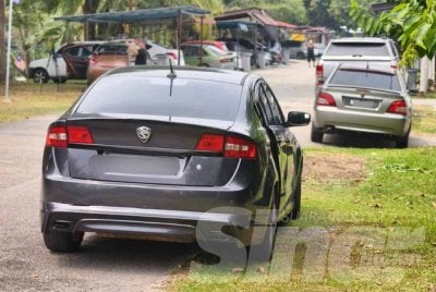 Mayat lelaki dan wanita ditemukan dalam sebuah kereta berwarna hitam di tepi jalan di Taman Inang Sari, Durian Tunggal.