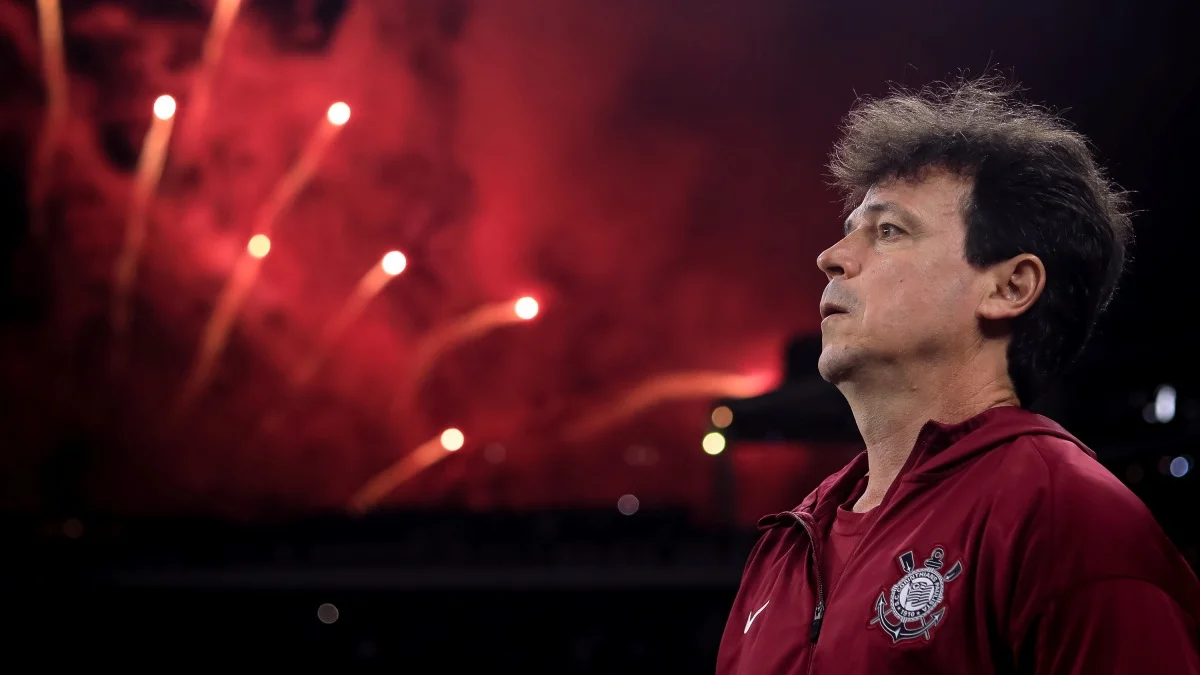 Corinthians: Diniz lamenta eliminação e fala sobre pênalti de Memphis
