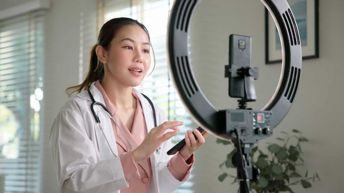 mulher na frente da câmera gravando um vídeo para redes sociais
