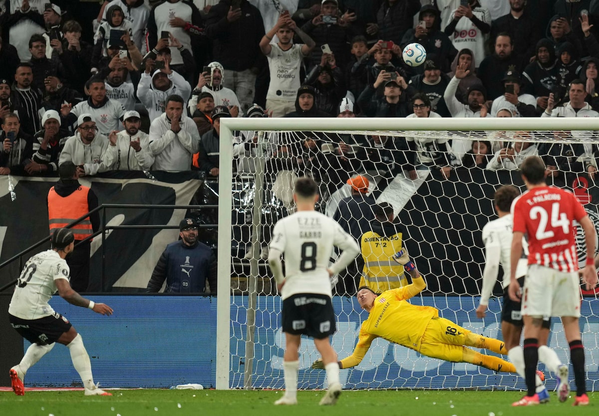 Memphis pede desculpas à torcida do Corinthians por pênalti perdido: ‘Estou de coração partido’