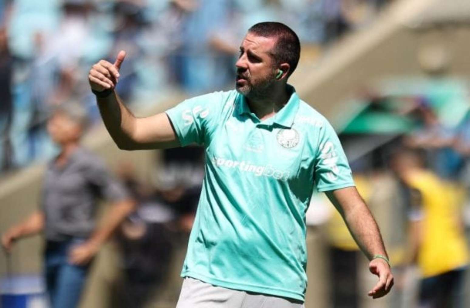 Foto: Cesar Greco / Palmeiras - Legenda: Com Abel suspenso mais uma vez, Jo&atilde;o Martins comandou o time diante do Gr&ecirc;mio / Jogada10