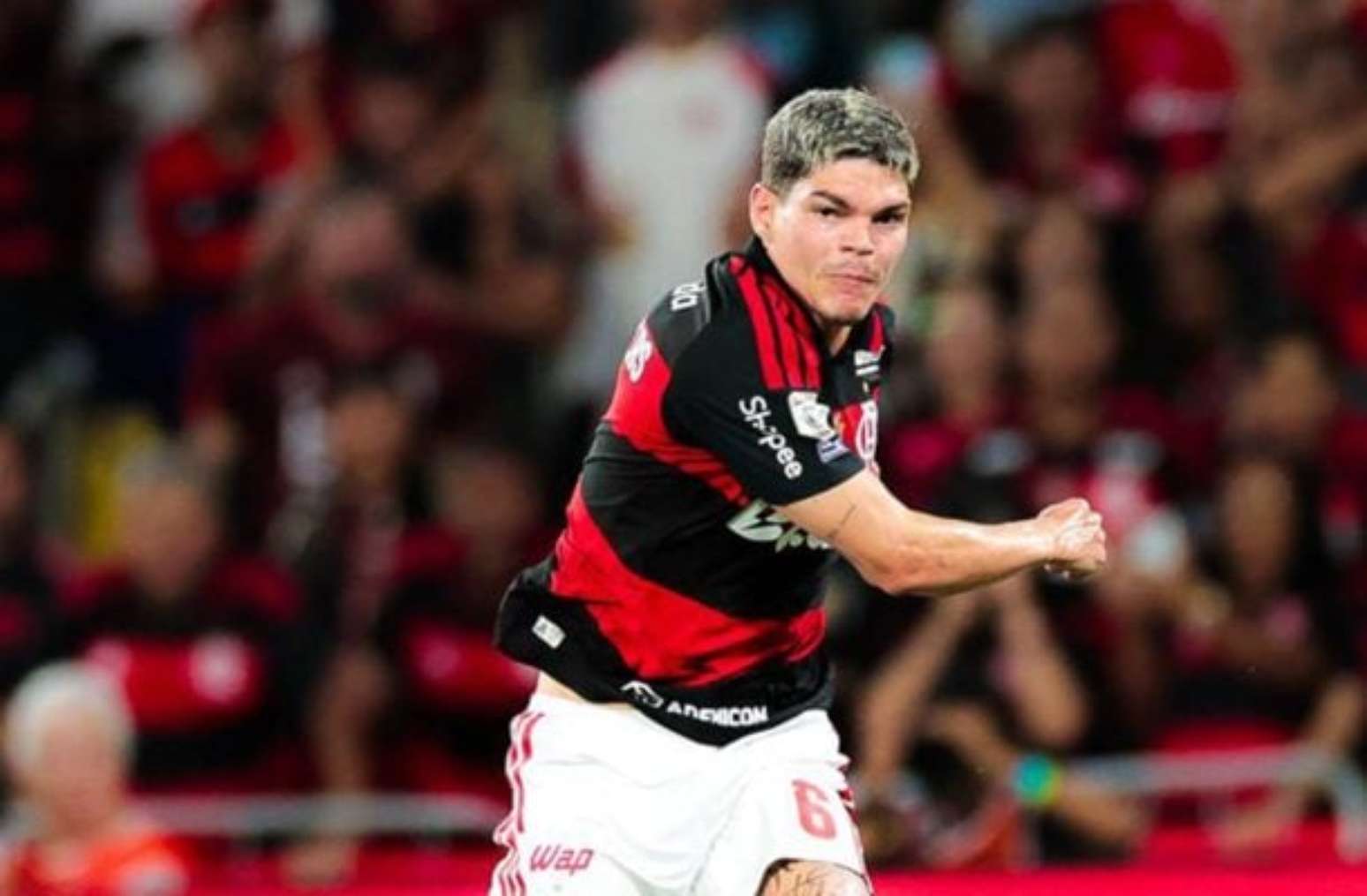 Ayrton Lucas vivia uma sequ&ecirc;ncia de 11 jogos seguidos como titular &ndash;