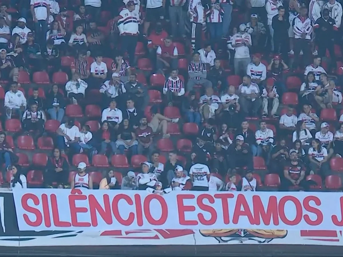 Torcida do São Paulo protesta e faz 15 minutos de silêncio no Brasileirão