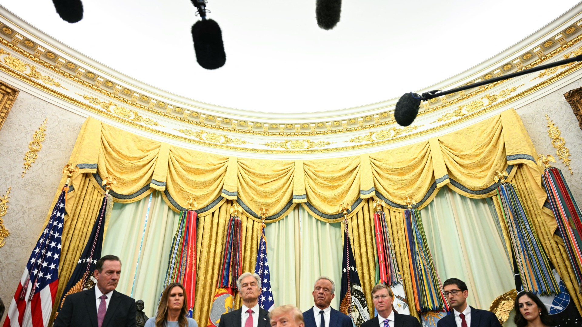 Trump assina amplo pacote de sanções contra a Rússia em razão da guerra na Ucrânia