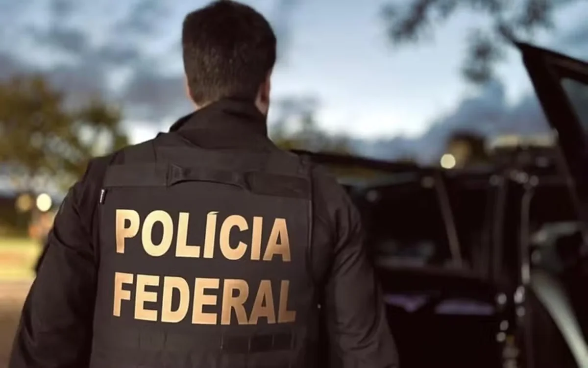 Foto colorida de policial federal de colete