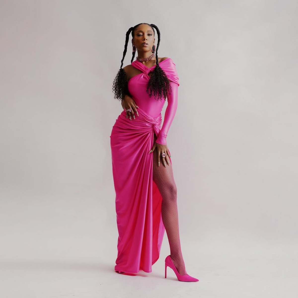 Metrópoles Catwalk: Negra Li desfila pela Glowshine nesta sexta (18/9)