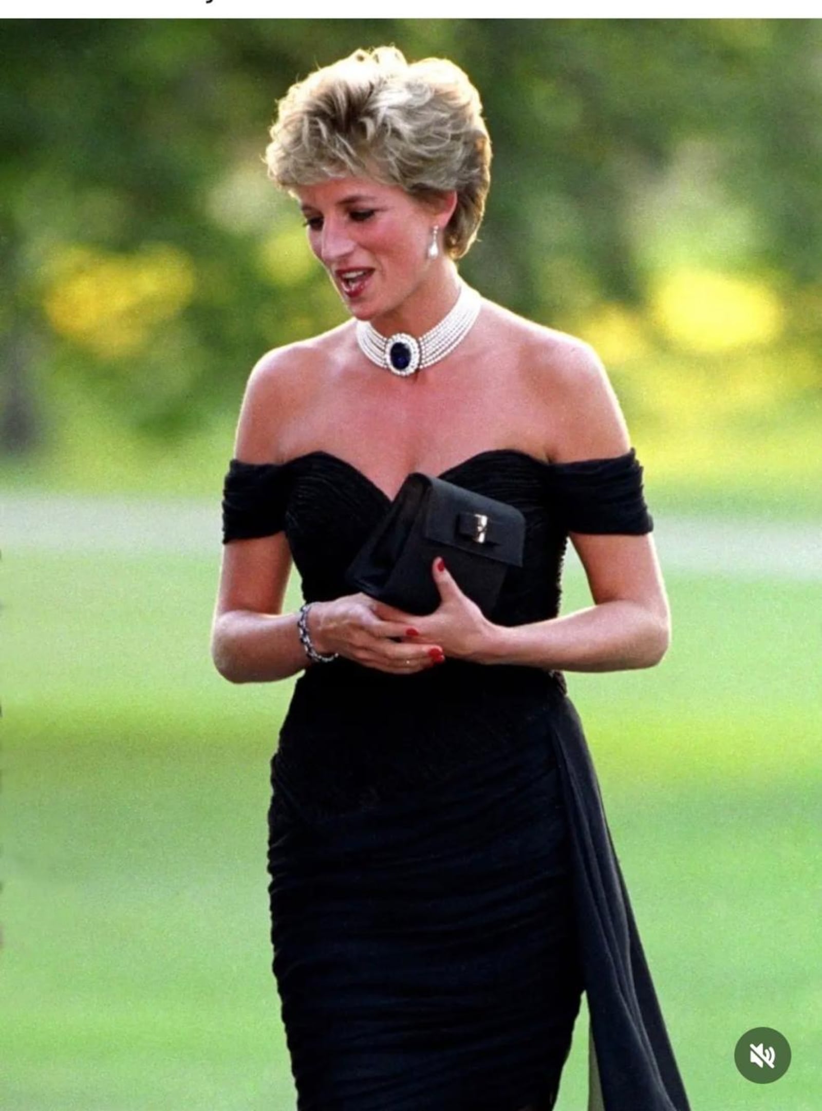 Princesa Diana com o 'vestido da vingança' Reprodução/Instagram @ladydianaprincessofwales