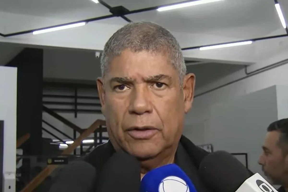 O ex-vereador Milton Leite saindo de delegacia em Mogi das Cruzes