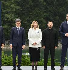 Na sexta-feira (18), presidente ucraniano, Volodymyr Zelensky, participou de uma cúpula do C8 (Polônia, Ucrânia, Romênia, Sérvia, Eslováquia, República Tcheca, Áustria e Hungria), realizada em Ivano-Frankivsk, na Ucrânica. (18/09/2026) Foto: AFP - GENYA SAVILOV / RFI
