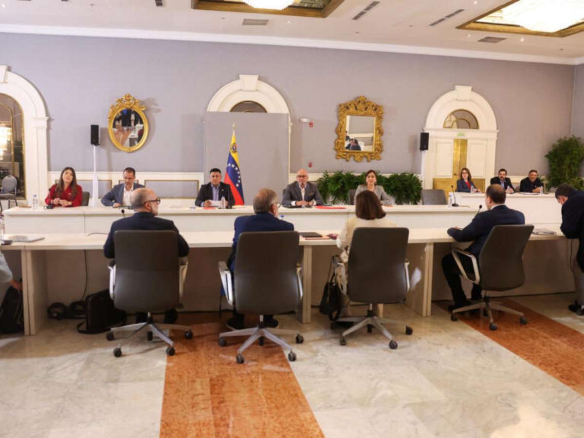 Governo da Venezuela e oposição retomam diálogo, em meio a detenção de opositor e liberação de sites