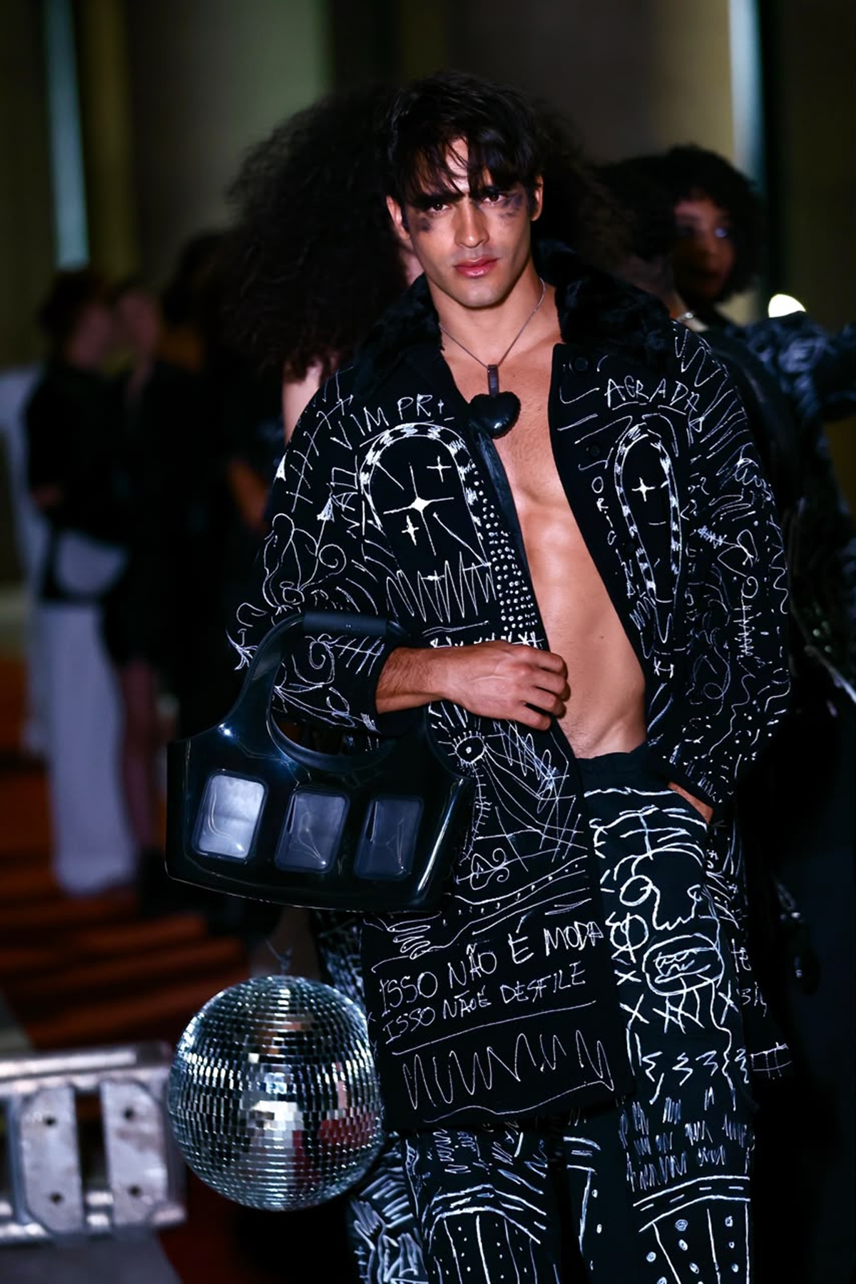 Jhona Burjack e Gabi Pires: casal de modelos fecha o Metrópoles Catwalk