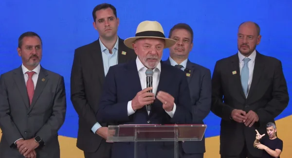 Ao lado de Andrei, Lula promete “desocupar” territórios do crime no Rio