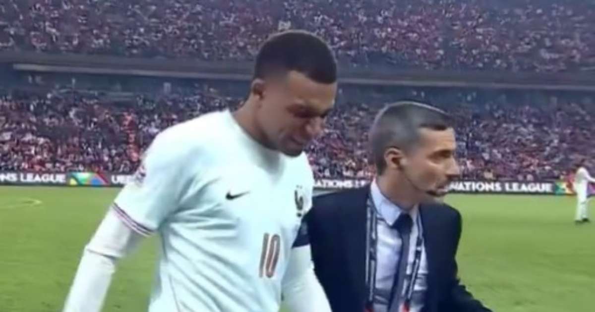 Mbappé machuca joelho em gol e causa apreensão na França