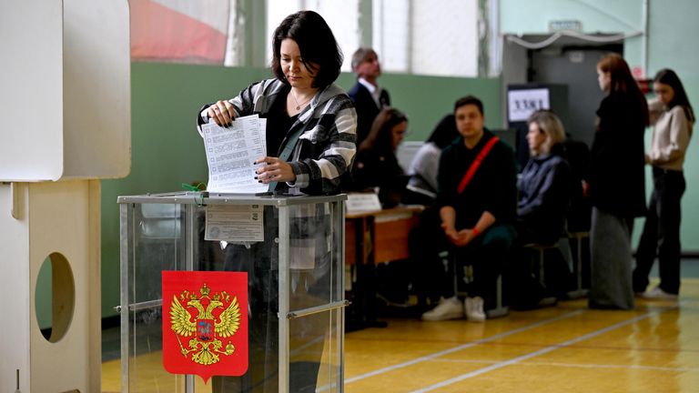 Quatro seções para votação nas eleições para a Duma Estatal abriram na Quirguistão
