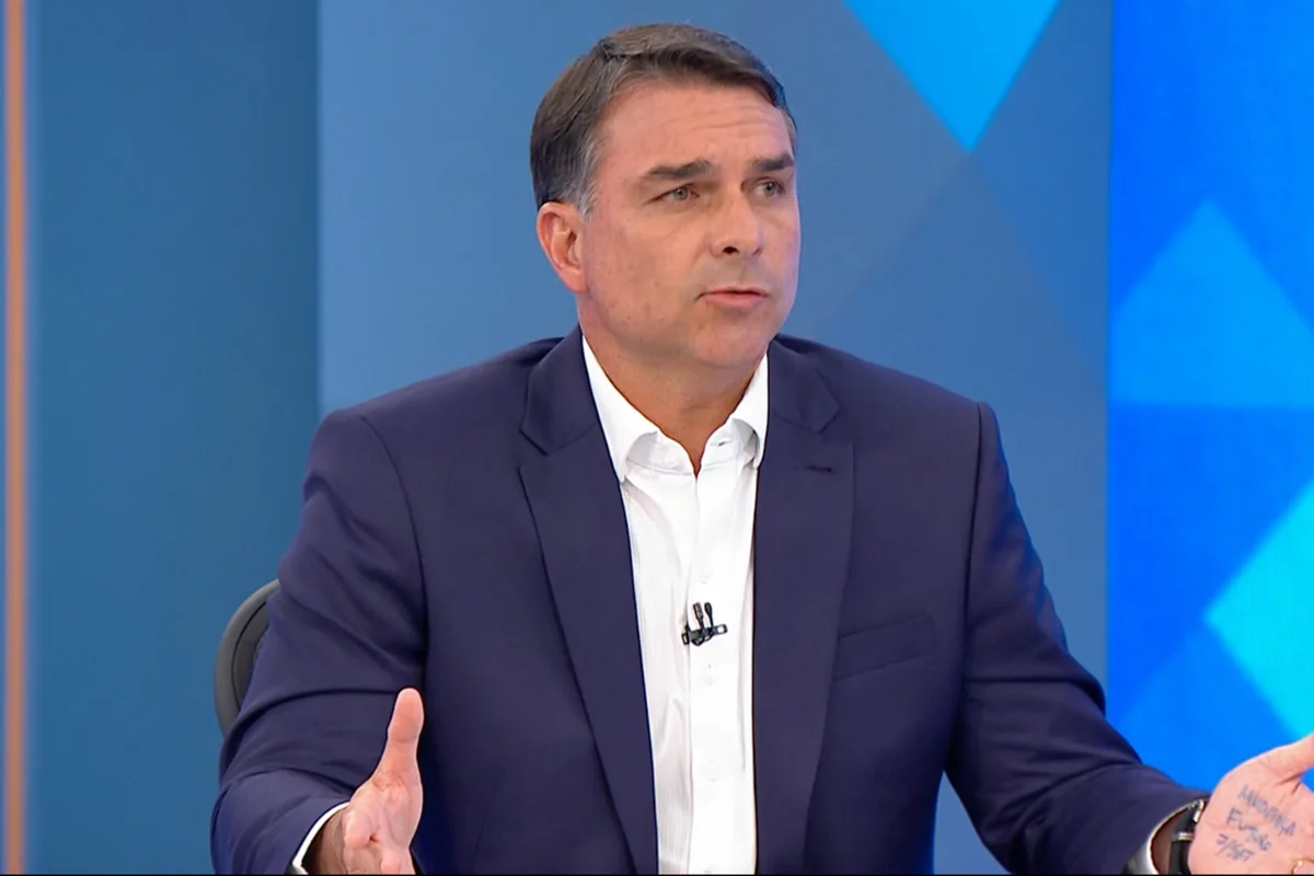 Flávio sobre foto de Gonet com Vorcaro: "Rindo da cara do povo sofrido"