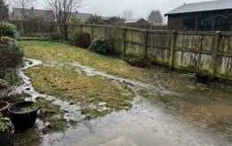J’ai remonté mon terrain de 40 centimètres juste pour rattraper la pente du jardin : au premier gros orage, c’est le voisin du bas qui a sonné