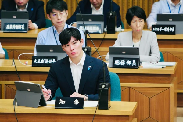 Governador mais jovem do Japão encanta web pela beleza: "Parece um boneco"