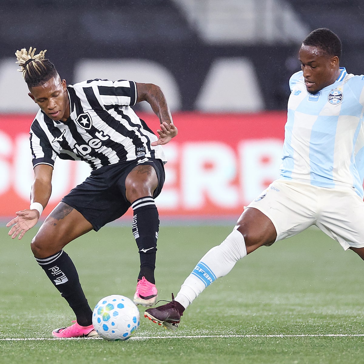 Danilo faz dois e garante vitória do Botafogo sobre Grêmio de Felipão e Renato sob olhar de Tite