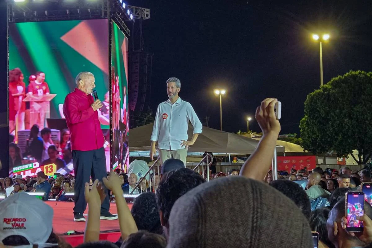 Leandro Grass e Lula em discurso durante ato em Ceilândia - Metrópoles