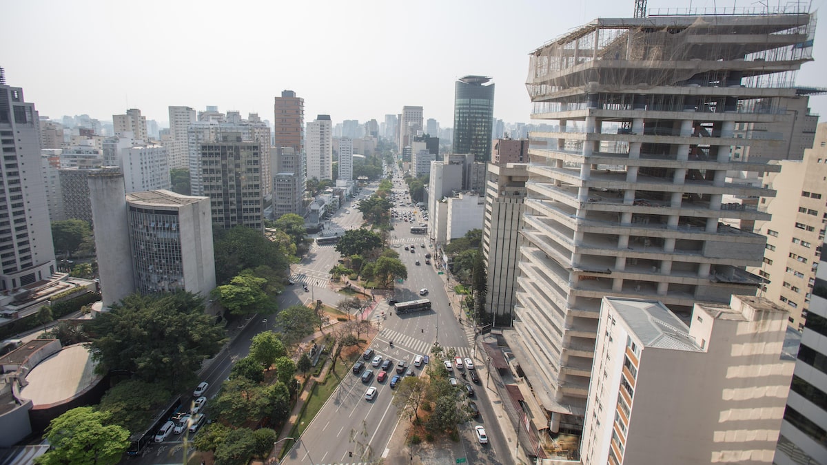 Marquise cai sobre duas pessoas na Avenida Faria Lima, em São Paulo