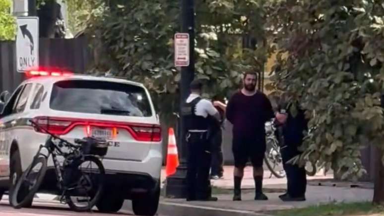 Homem é detido após invadir área da Casa Branca com carro e exigir falar com Trump