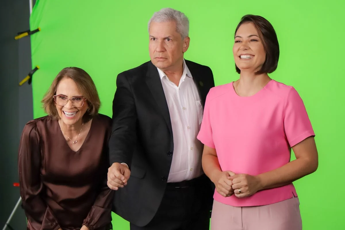 Michelle e Damares gravam campanha de apresentador condenado por homofobia