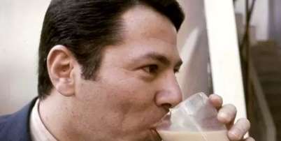 Foto antiga revela um dos h&aacute;bitos de Silvio Santos nas grava&ccedil;&otilde;es: cop&atilde;o de leite com um pouco de caf&eacute; Foto: Reprodu&ccedil;&atilde;o