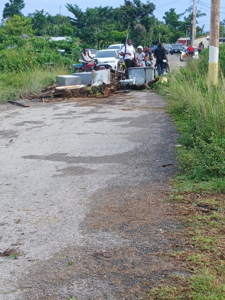Motoristas de táxi e residentes protestam em Westmoreland contra más estradas e sistema de pontos negativos
