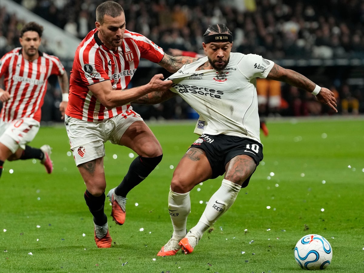 Corinthians sente peso da Libertadores e Memphis sela queda para o Estudiantes ao isolar pênalti