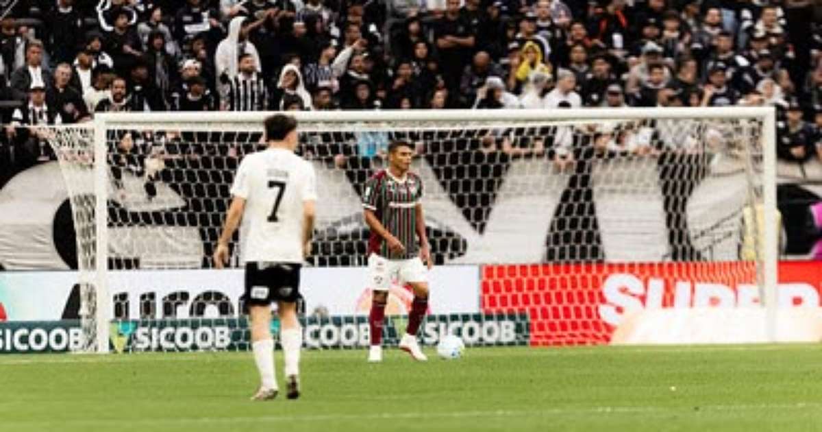 Torcida do Corinthians faz novo protesto após mais uma derrota no Brasileirão