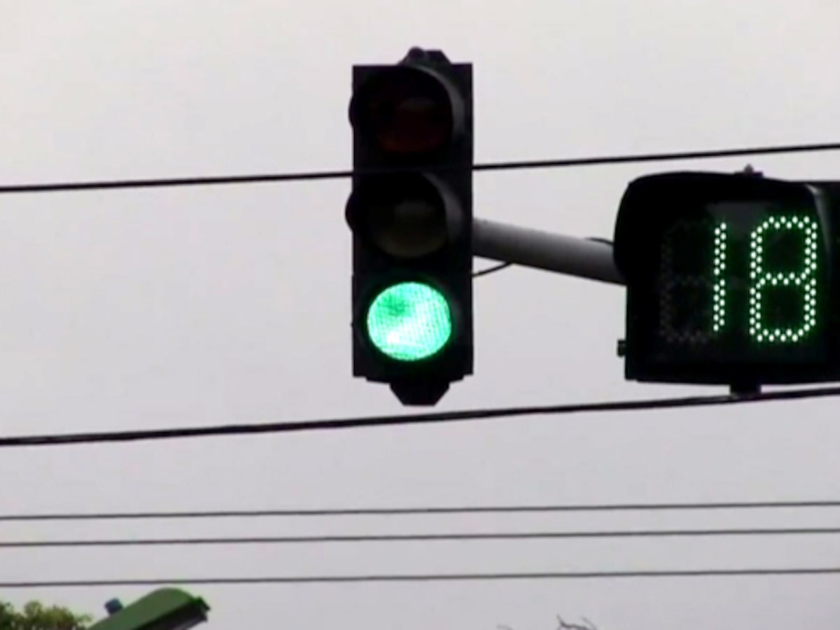 Projeto de lei ‘anti-indústria da multa’ prevê temporizador em semáforos com radar
