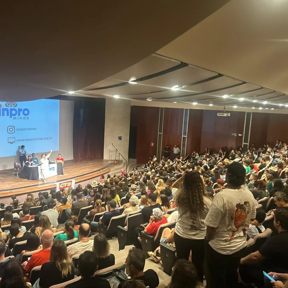 Professores da rede particular encerram greve e voltam às aulas em BH