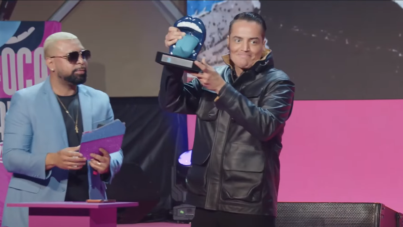 Leo Dias vende o principal prêmio do Fofoca Awards