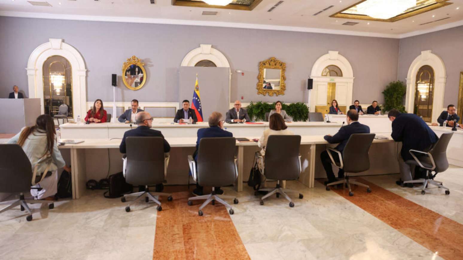 Jorge Rodríguez, presidente da Assembleia Nacional da Venezuela, e Dinorah Figuera, que lidera uma delegação da oposição, participam da sessão de abertura da segunda rodada de negociações apoiadas pelos Estados Unidos entre o governo interino da Venezuela e uma facção da oposição, em Caracas, Venezuela, em 17 de setembro de 2026.