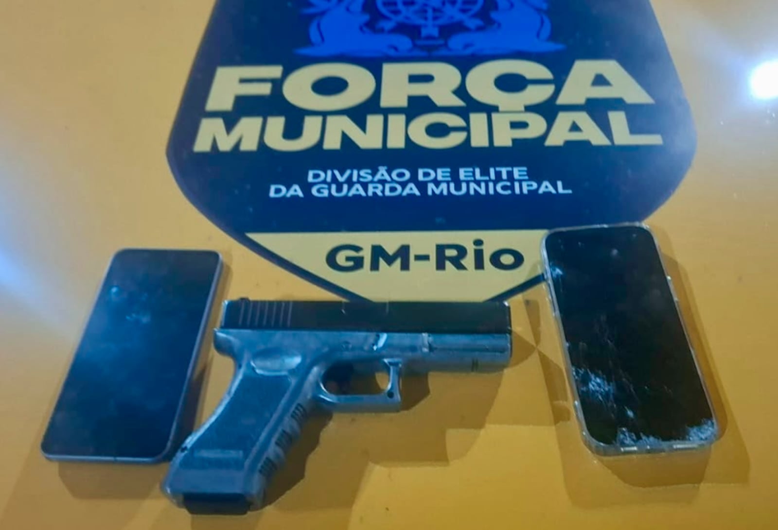 Agentes apreenderam réplica de arma e celulares com menor infrator Reprodução/Força Municipal